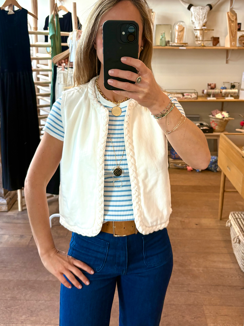 Miniature : Femme qui se prend en photo devant miroir pour mode