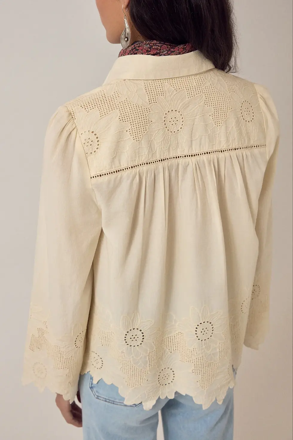 Miniature : Blouse avec broderies vue de dos