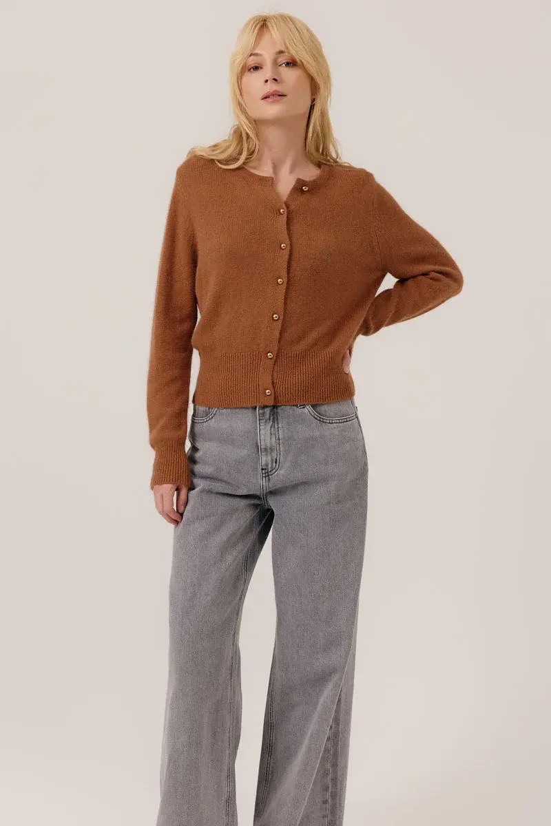 look jean gris et gilet caramel