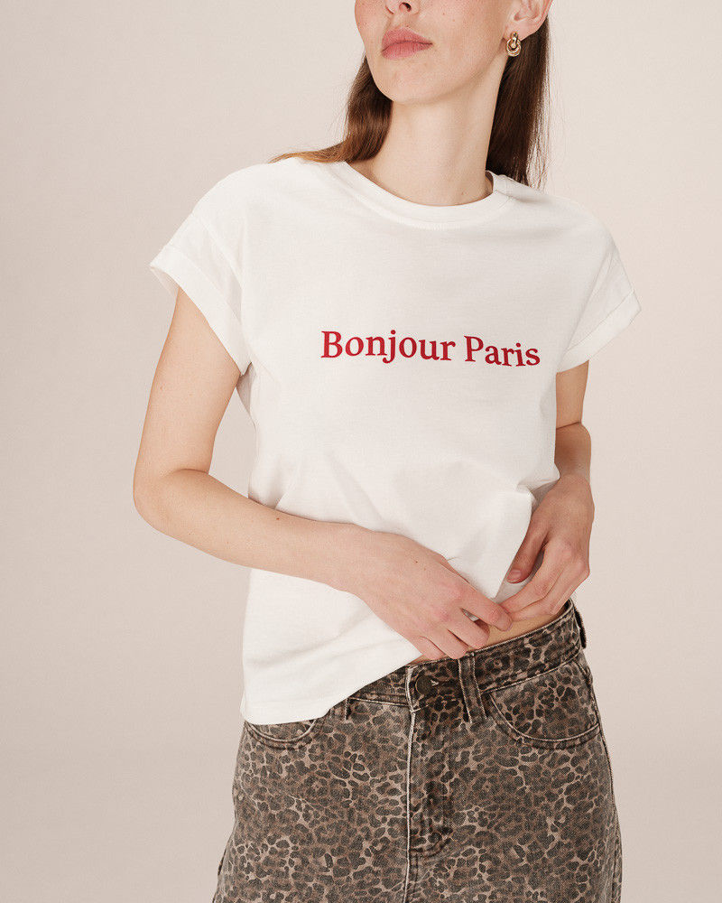 Fille en tee-shirt