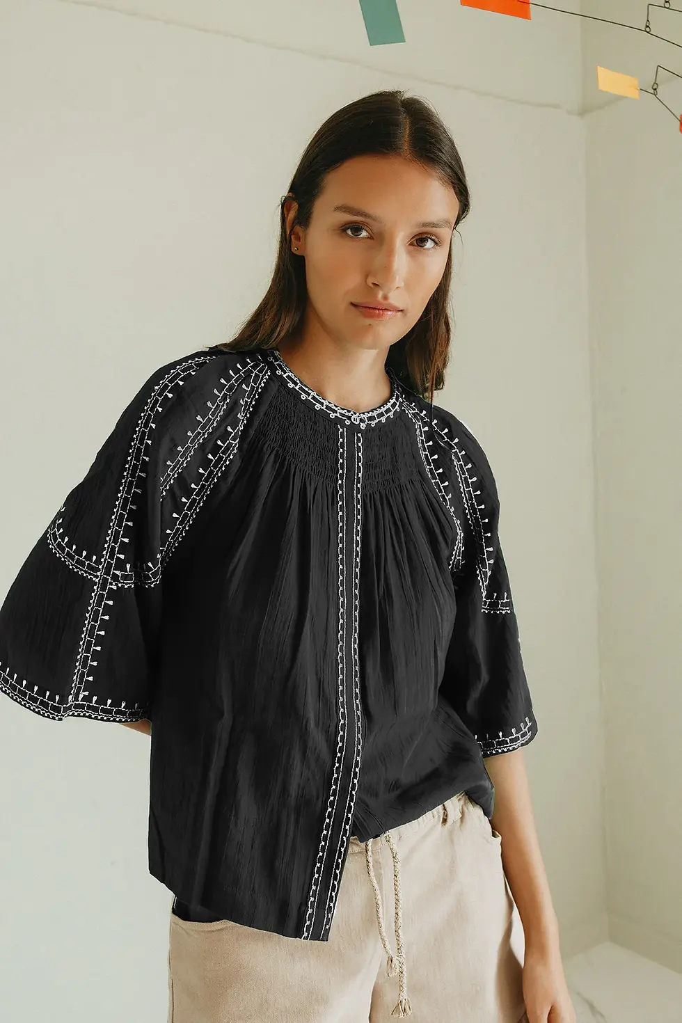 Femme en blouse noire