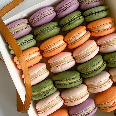Kuvittele macaron-leivos omalla kuvalla, logolla tai piirroksella.