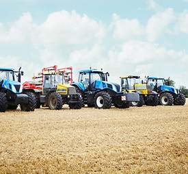 Trattori parcheggiati nel campo Crop