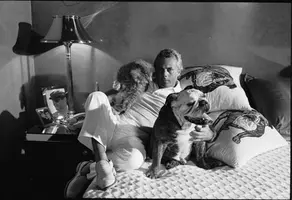 Giorgio Armani con Pepe e Angel, i suoi animali