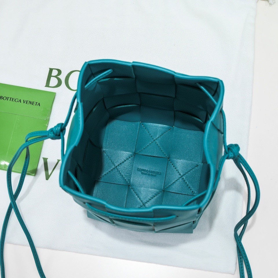 Thumbnail: BOTTEGA VENETA CASSETTE SMALL BUCKET BAG