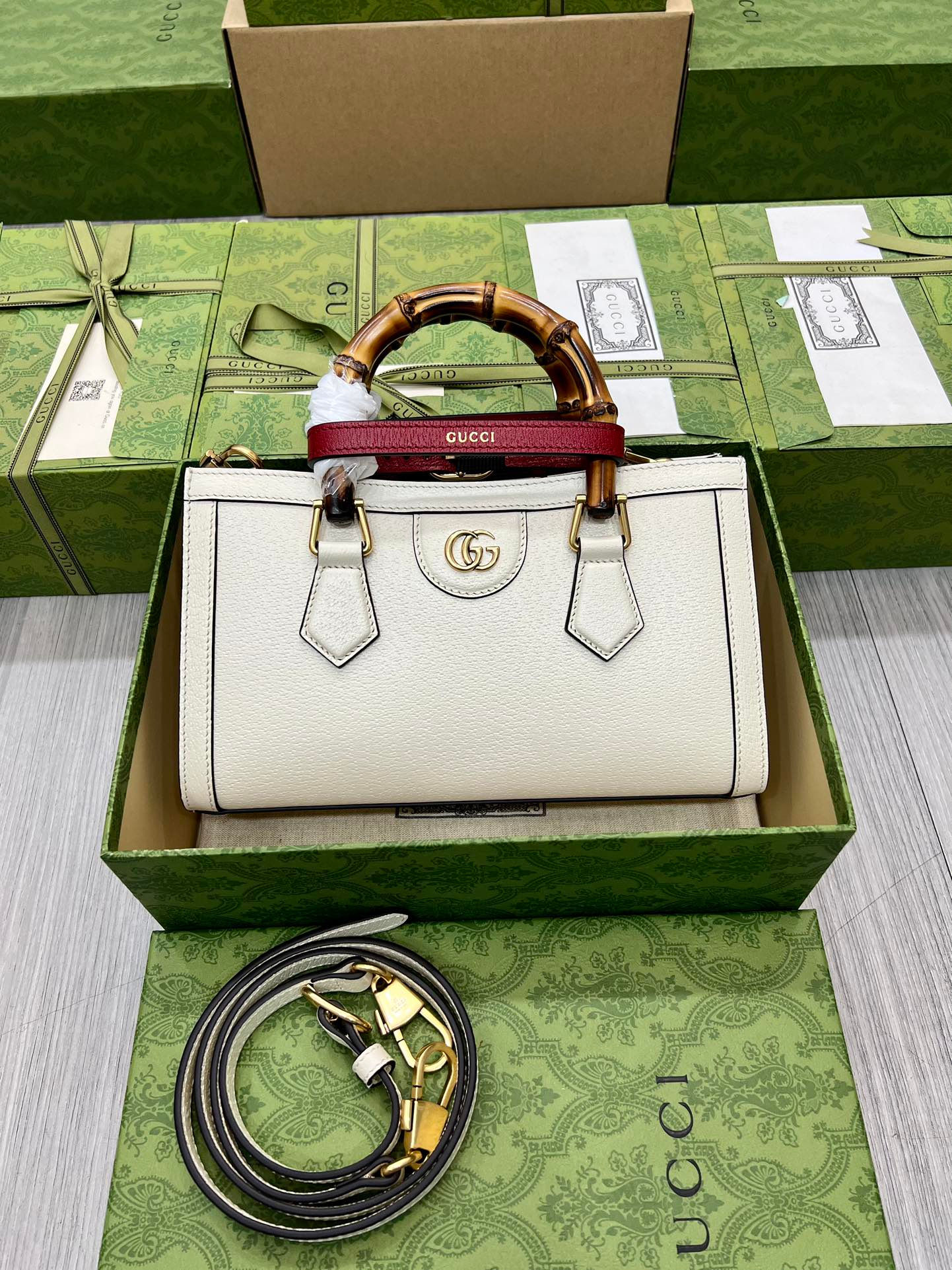 GUCCI DIANA SMALL SHOULDER BAG