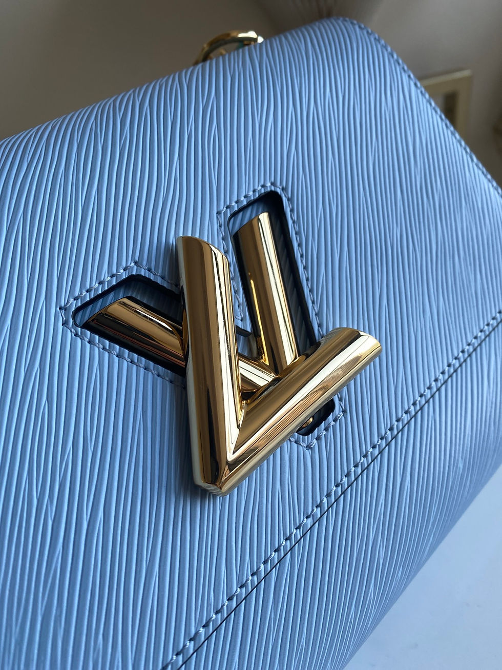 Thumbnail: LV TWIST MM EPI LEATHER BAG