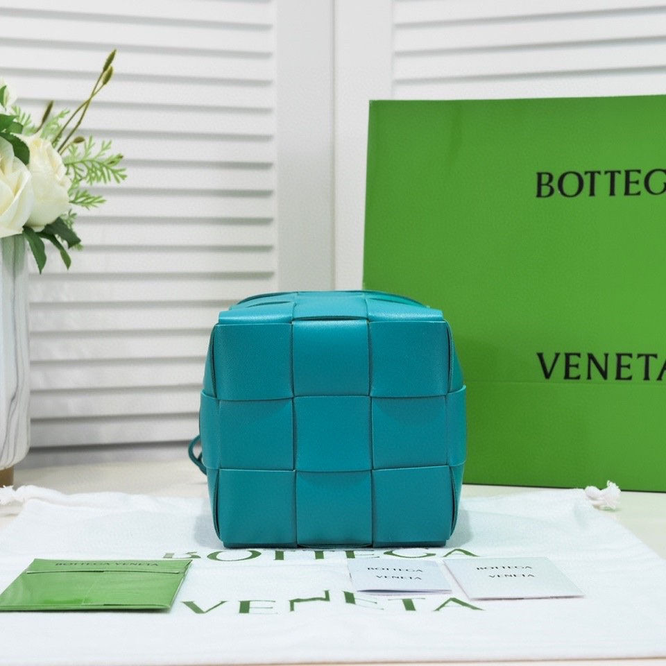 Thumbnail: BOTTEGA VENETA CASSETTE SMALL BUCKET BAG