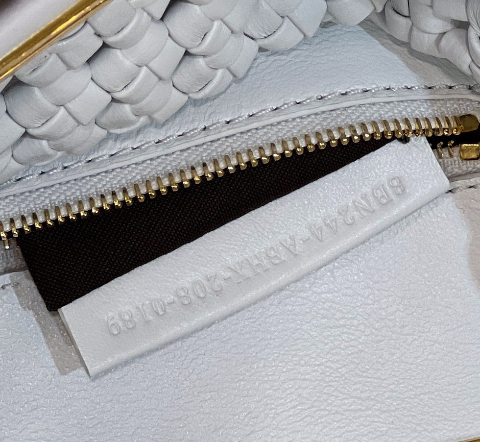 Thumbnail: FENDI PEEKABOO ISEEU MINI BAG