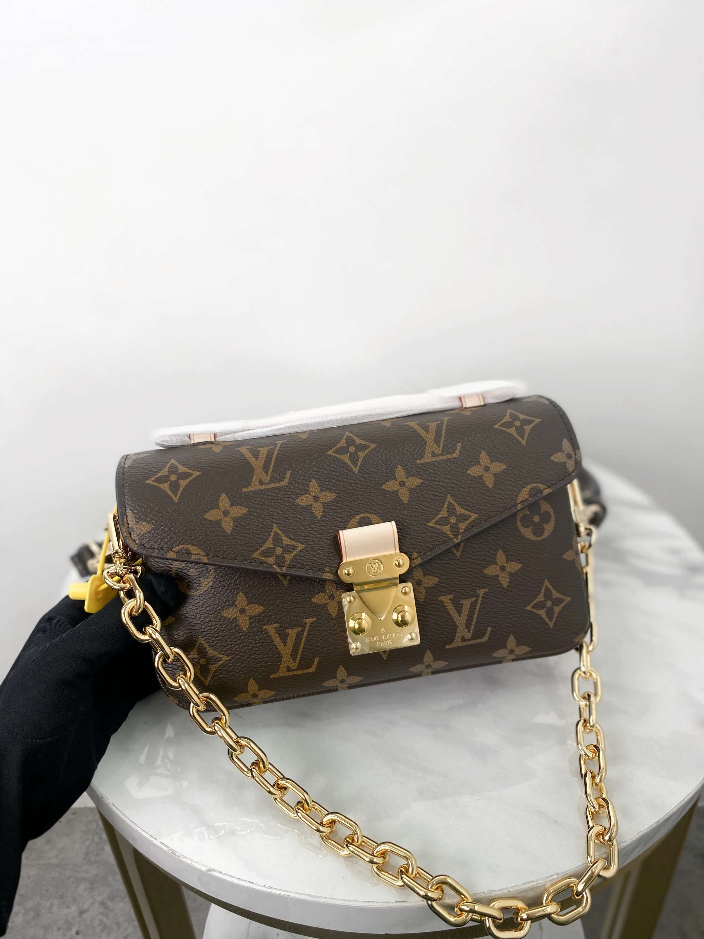 LV POCHETTE METIS EAST WEST MONOGRAM