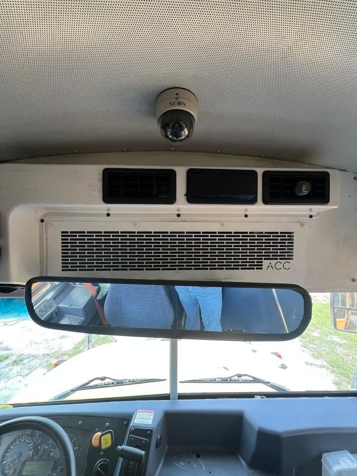 Thumbnail: shorty 2015 blue bird 6 windows Cummins ac Florida buses hard to find