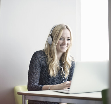 Fille Utiliser un ordinateur portable