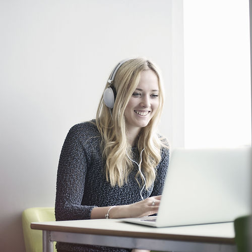 Mädchen mit Laptop