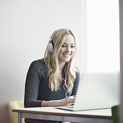 Mädchen mit Laptop