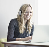 Chica usando la computadora portátil