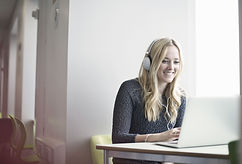 Fille Utiliser un ordinateur portable