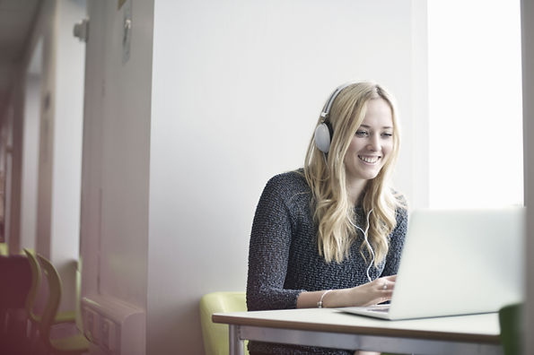 Mädchen mit Laptop