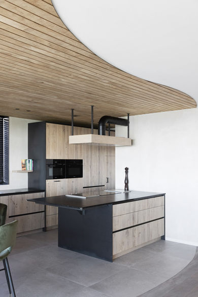nieuwbouwwoning
natuurlijke materialen 
totale interieurinrichting 
staal
hout
natuursteen
glas 
plafond
houten vloer
avani interior
pivoterende deur
pivot
ijzen kast
stalen kasten
draaideur
glaswerk
melkglas
ijzeren deur
schouwwand
haardvuur
open haard