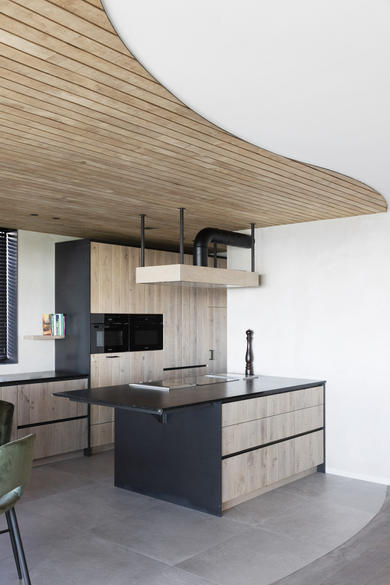 nieuwbouwwoning
natuurlijke materialen
totale interieurinrichting
staal
hout
natuursteen
glas
plafond
houten vloer
avani interior
pivoterende deur
pivot
ijzen kast
stalen kasten
draaideur
glaswerk
melkglas
ijzeren deur
schouwwand
haardvuur
open haard