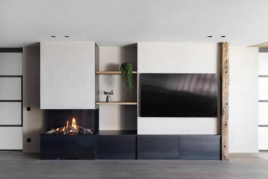 nieuwbouwwoning
natuurlijke materialen
totale interieurinrichting
staal
hout
natuursteen
glas
plafond
houten vloer
avani interior
pivoterende deur
pivot
draaideur
glaswerk
melkglas
ijzeren deur
schouwwand
haardvuur
open haard