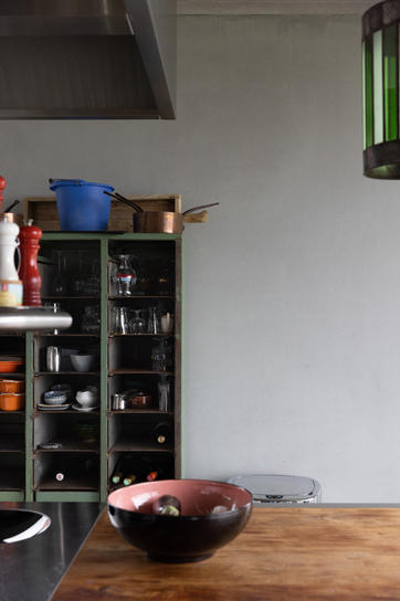 avani interior
Industriële keuken.
nieuwbouwproject
beton en glasgranieten werkblad
eiken muurplanken achterwanden zorgen oude eiken plankenvloer
keukeneiland
wit emaillen staal en inox.