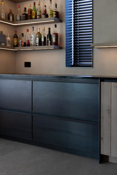 nieuwbouwwoning
natuurlijke materialen
totale interieurinrichting
staal
hout
natuursteen
glas
plafond
houten vloer
avani interior
pivoterende deur
pivot
ijzen kast
stalen kasten
draaideur
glaswerk
melkglas
ijzeren deur
schouwwand
haardvuur
open haard
