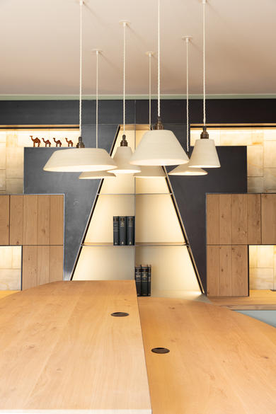 avani interior
totaalrenovatie
bureauruimte
natuurlijke materialen
hout
keramiek
staal
schuifdeur
bureaumeubel