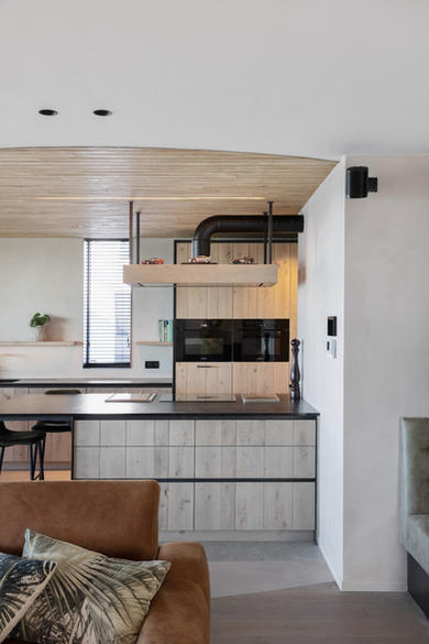 nieuwbouwwoning
natuurlijke materialen
totale interieurinrichting
staal
hout
natuursteen
glas
plafond
houten vloer
avani interior
pivoterende deur
pivot
ijzen kast
stalen kasten
draaideur
glaswerk
melkglas
ijzeren deur
schouwwand
haardvuur
open haard