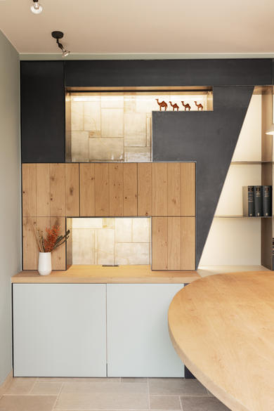 avani interior
totaalrenovatie
bureauruimte
natuurlijke materialen
hout
keramiek
staal
schuifdeur
bureaumeubel