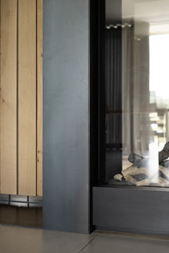 avani interior
renovatie
schouwwand
taal
hout
eiken schuifdeurde draaiende eiken balken schuifdeur
open haard
