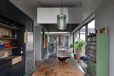 avani interior
Industriële keuken.
nieuwbouwproject
beton en glasgranieten werkblad
eiken muurplanken achterwanden zorgen oude eiken plankenvloer
keukeneiland
wit emaillen staal en inox.
