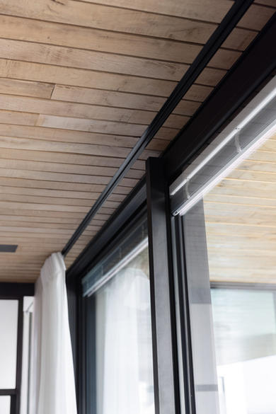 nieuwbouwwoning
natuurlijke materialen
totale interieurinrichting
staal
hout
natuursteen
glas
plafond
houten vloer
avani interior
pivoterende deur
pivot
draaideur
glaswerk
melkglas
ijzeren deur
schouwwand
haardvuur
open haard