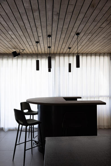 nieuwbouwwoning
natuurlijke materialen
totale interieurinrichting
staal
hout
natuursteen
glas
plafond
houten vloer
avani interior
pivoterende deur
pivot
draaideur
glaswerk
melkglas
ijzeren deur
schouwwand
haardvuur
open haard