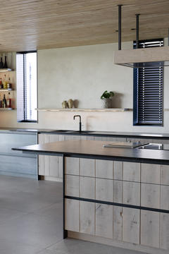 nieuwbouwwoning
natuurlijke materialen
totale interieurinrichting
staal
hout
natuursteen
glas
plafond
houten vloer
avani interior
pivoterende deur
pivot
draaideur
glaswerk
melkglas
ijzeren deur
schouwwand
haardvuur
open haard