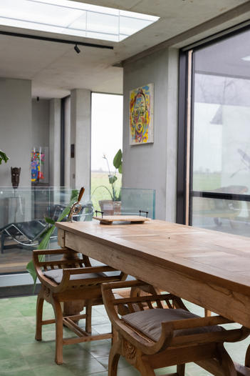 avani interior
Industriële keuken.
nieuwbouwproject
beton en glasgranieten werkblad
eiken muurplanken achterwanden zorgen oude eiken plankenvloer
keukeneiland
wit emaillen staal en inox.