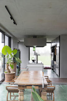 avani interior
Industriële keuken.
nieuwbouwproject
beton en glasgranieten werkblad
eiken muurplanken achterwanden zorgen oude eiken plankenvloer
keukeneiland
wit emaillen staal en inox.