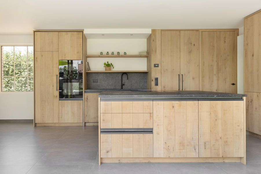 avani interior
keuken
leefkeuken
berging
kookplaat
geïntegreerde afzuiging open keuken zonder dampkap
hout
staal
Belgische blauwsteen