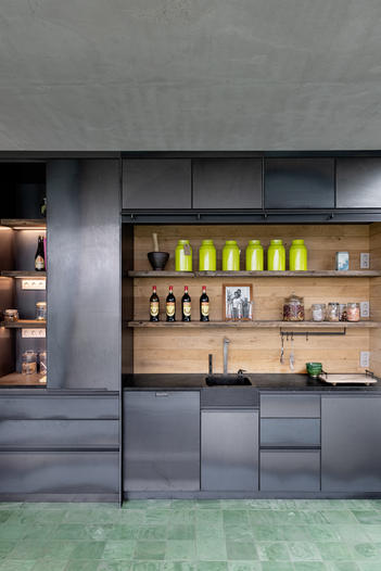 avani interior
Industriële keuken.
nieuwbouwproject
beton en glasgranieten werkblad
eiken muurplanken achterwanden zorgen oude eiken plankenvloer
keukeneiland
wit emaillen staal en inox.