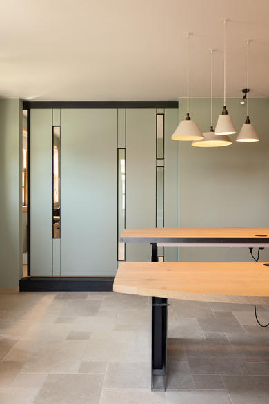 avani interior
totaalrenovatie
bureauruimte
natuurlijke materialen
hout
keramiek
staal
schuifdeur
bureaumeubel
