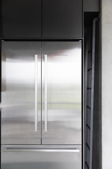 avani interior
Industriële keuken.
nieuwbouwproject
beton en glasgranieten werkblad
eiken muurplanken achterwanden zorgen oude eiken plankenvloer
keukeneiland
wit emaillen staal en inox.