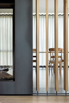 avani interior
renovatie
schouwwand
taal
hout
eiken schuifdeurde draaiende eiken balken schuifdeur
open haard