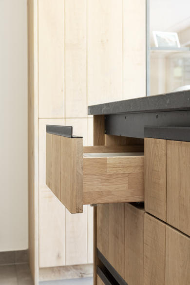 avani interior
keuken
leefkeuken
berging
kookplaat
geïntegreerde afzuiging open keuken zonder dampkap
hout
staal
Belgische blauwsteen