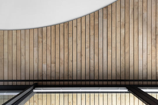 nieuwbouwwoning
natuurlijke materialen
totale interieurinrichting
staal
hout
natuursteen
glas
plafond
houten vloer
avani interior
pivoterende deur
pivot
draaideur
glaswerk
melkglas
ijzeren deur
schouwwand
haardvuur
open haard