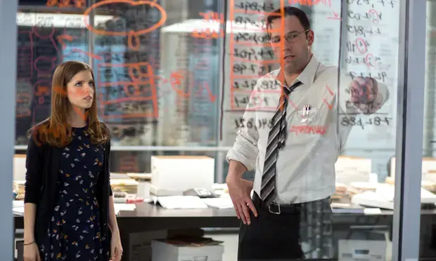 Extrait du film : Le comptable, deux personnage devant un tableau transparent