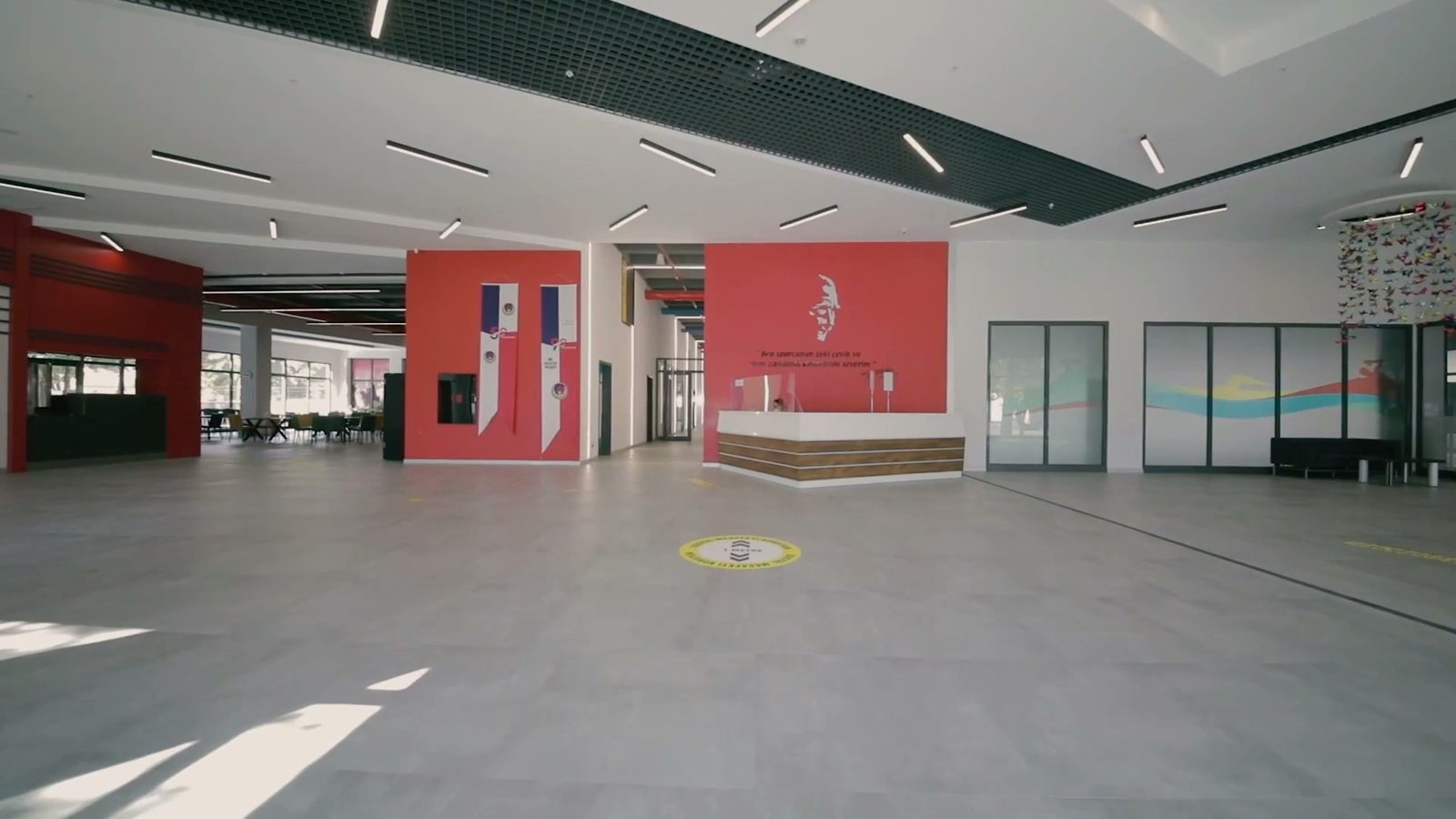 TED Kayseri Koleji spor merkezi lobisi