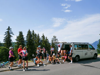 Die Athlet:innen des RLZ Jungfrau während einer kurzen Pause auf einer Velotour im dreitägigen Kondicamp.