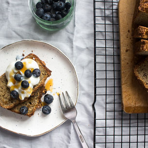 EASY-TO-MAKE BANANA BREAD