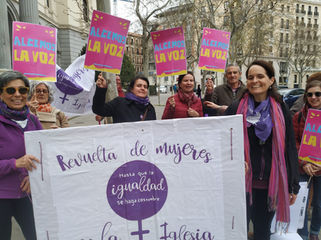 REVUELTA DE MUJERES EN LA IGLESIA