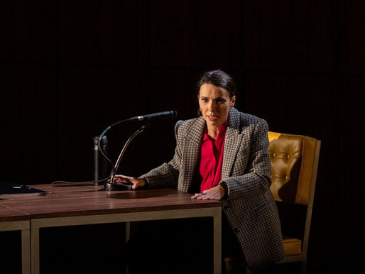 Débora Falabella vem a Curitiba com o premiado espetáculo “Prima Facie”