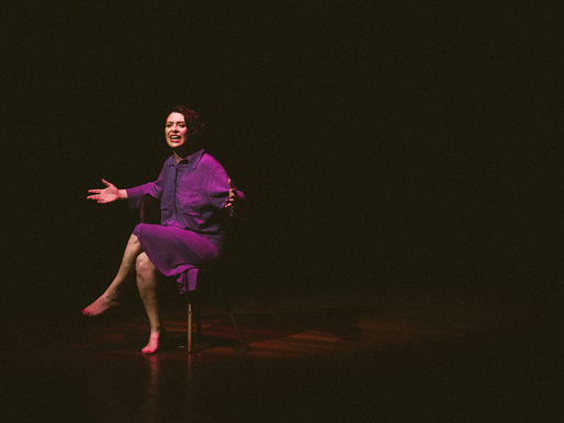 Solo de Pagu Leal retorna ao Teatro Novelas Curitibanas e questiona padrões de beleza com humor e reflexão